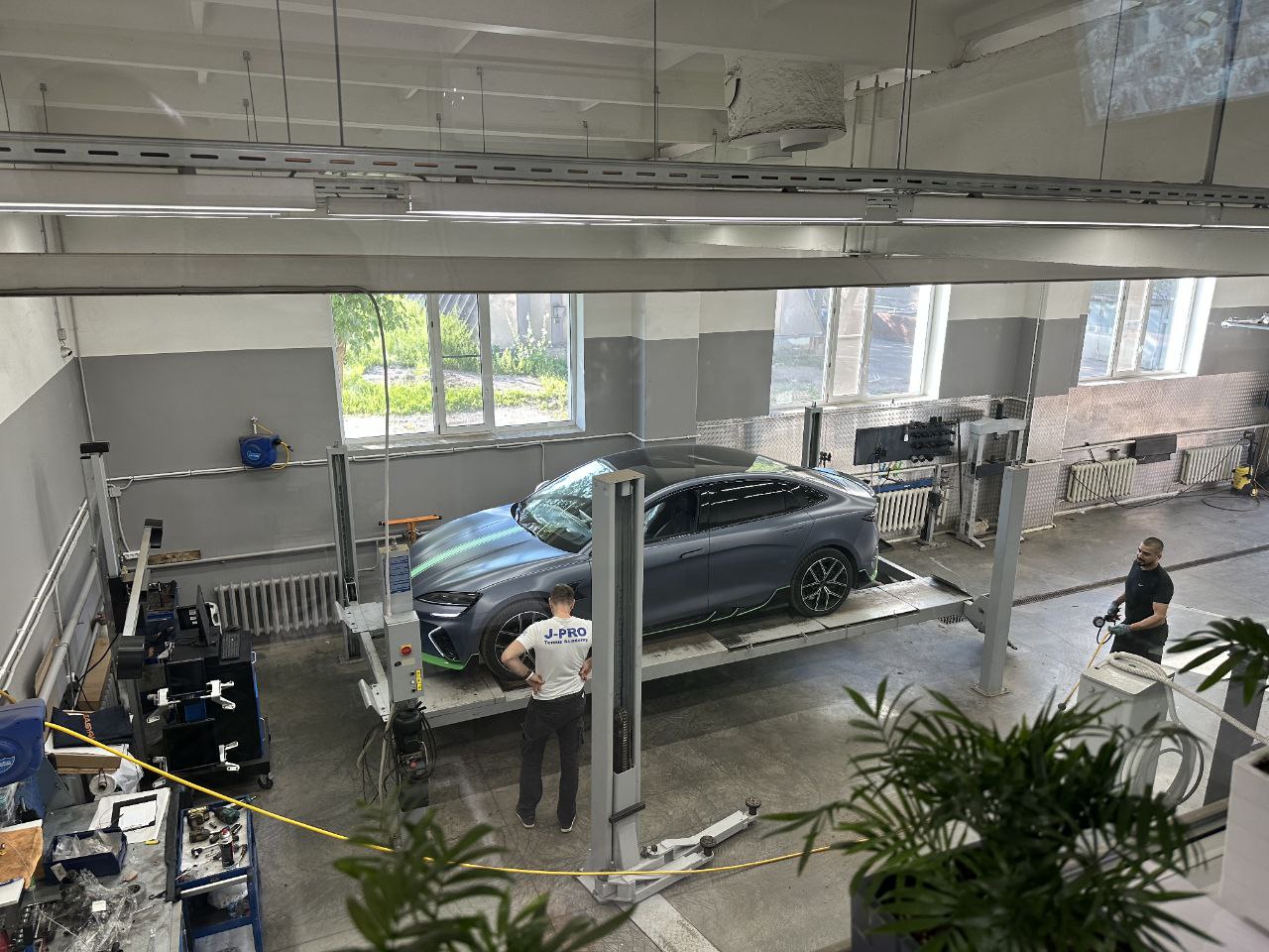 Проведение регламентных работ при техническом обслуживании Zeekr 7X