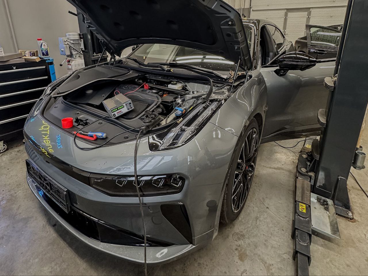 Плановое техническое обслуживание Zeekr 009 в условиях сервиса