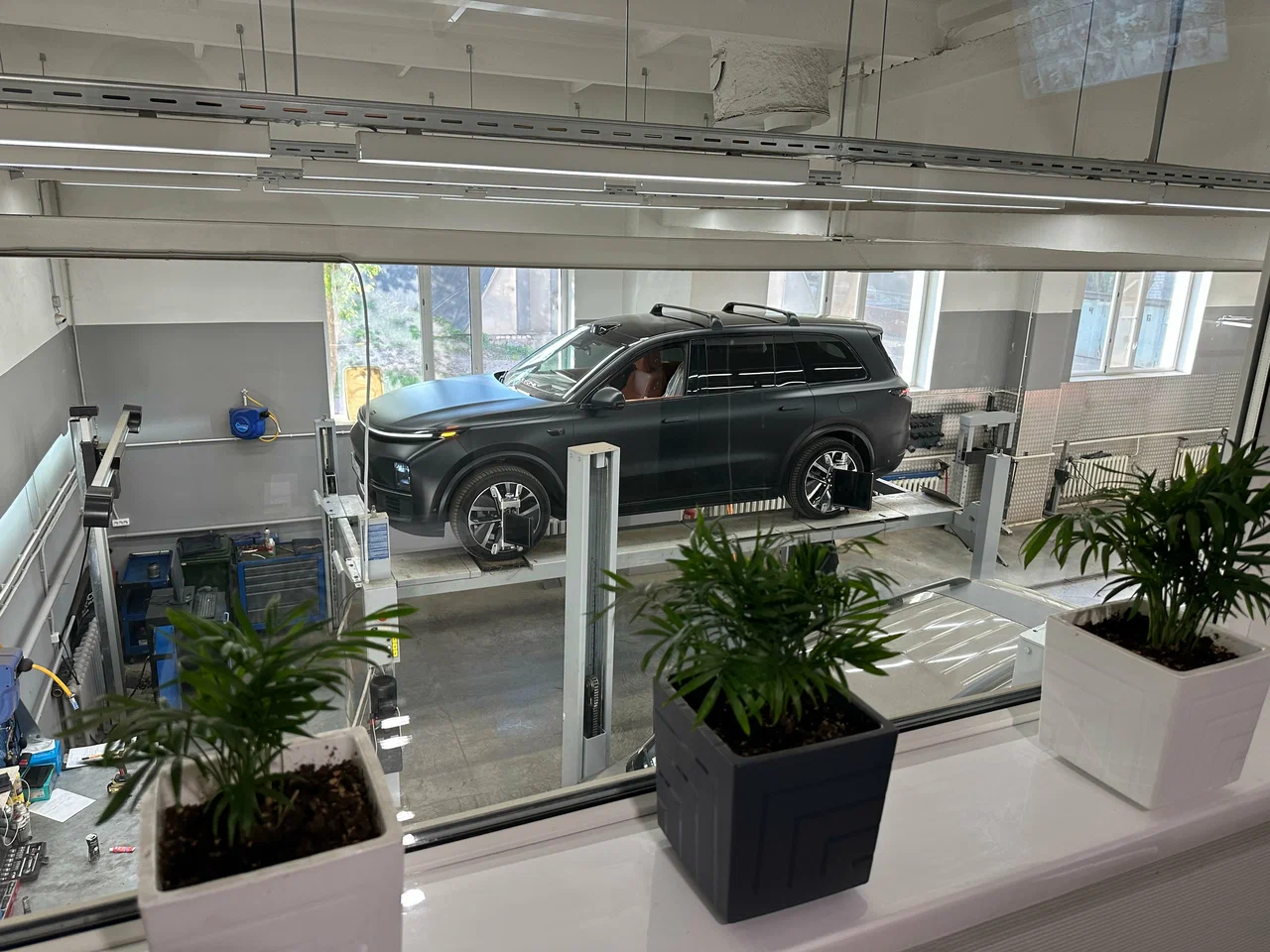 LiXiang L8 в сервисной зоне во время планового ТО