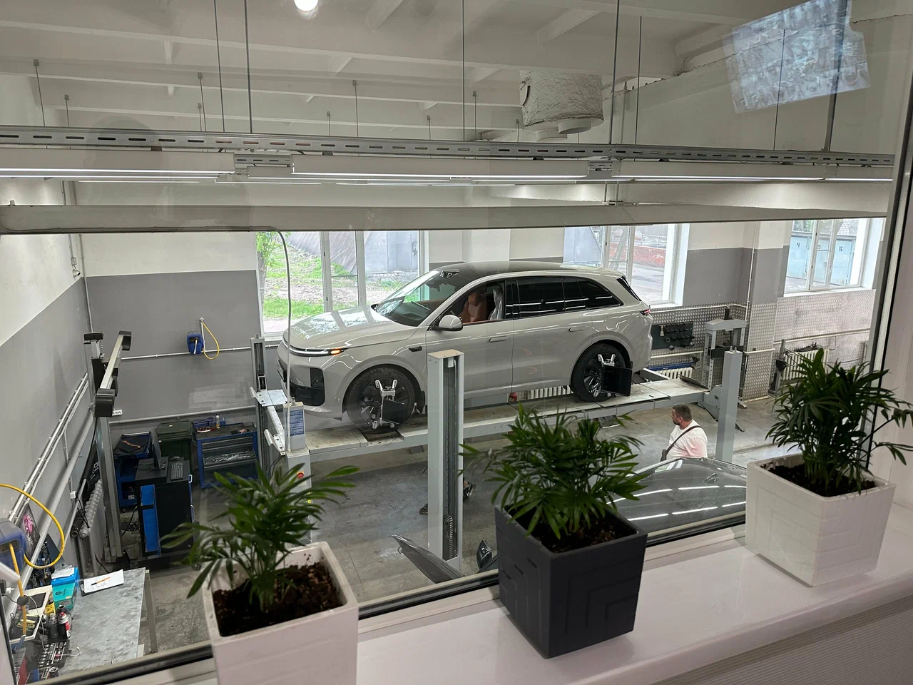 LiXiang L6 в сервисной зоне во время планового ТО