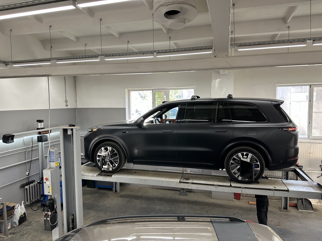 LiXiang L9 в сервисной зоне во время планового ТО