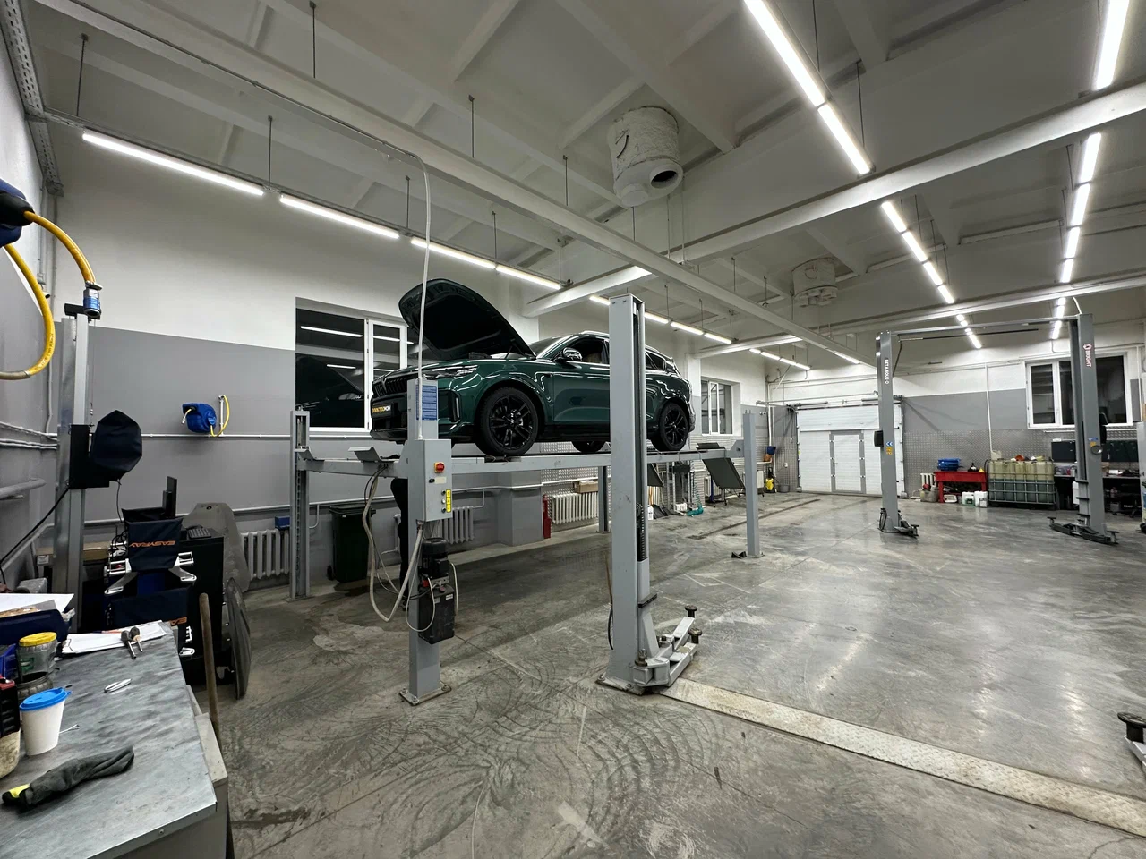 Voyah M-Hero на подъёмнике в сервисе ЭЛЕКТРОМЭН