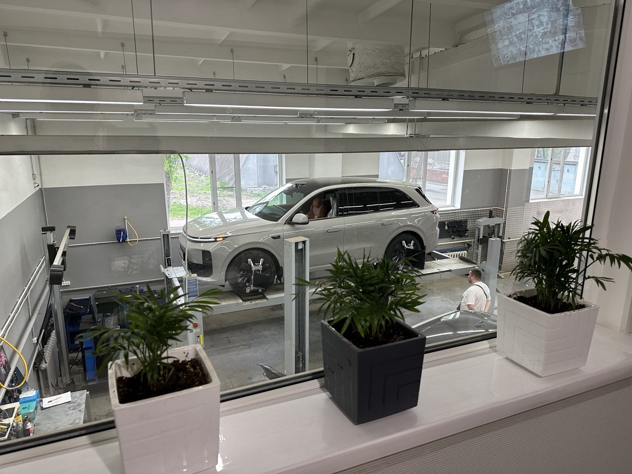 LiXiang Mega в сервисной зоне во время планового ТО