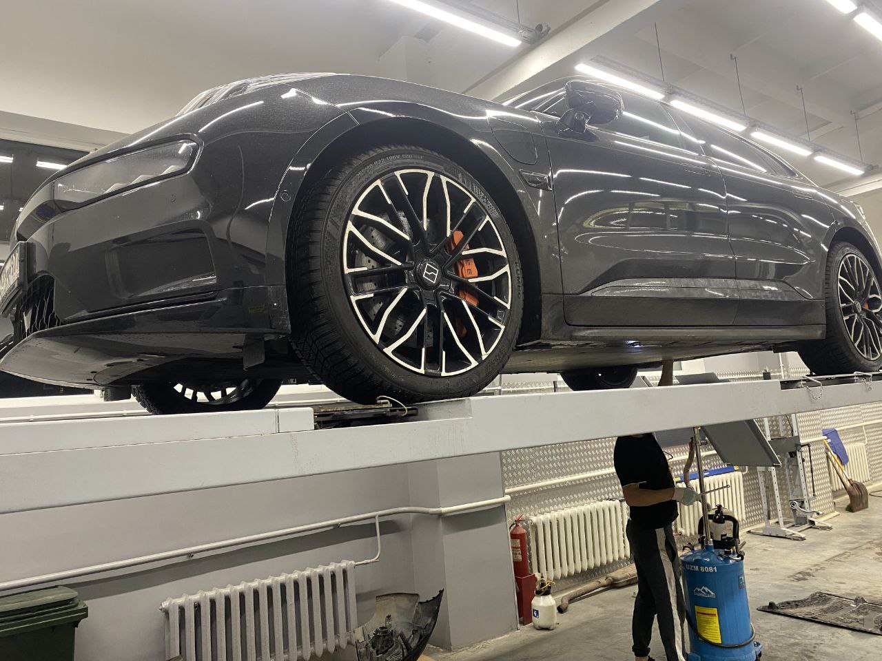 Техническое обслуживание автомобиля Zeekr 007 в процессе работ