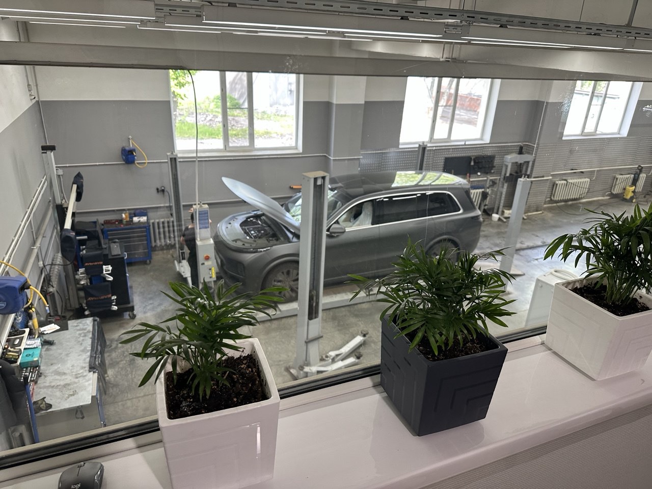 LiXiang L7 в сервисной зоне во время планового ТО