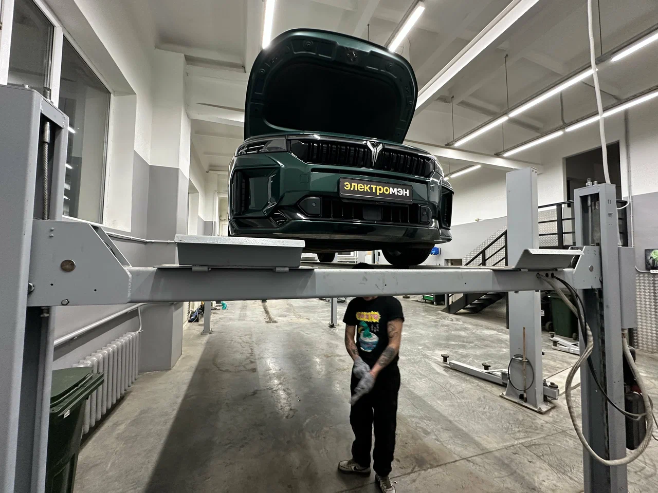 Voyah Passion на подъёмнике в сервисе ЭЛЕКТРОМЭН