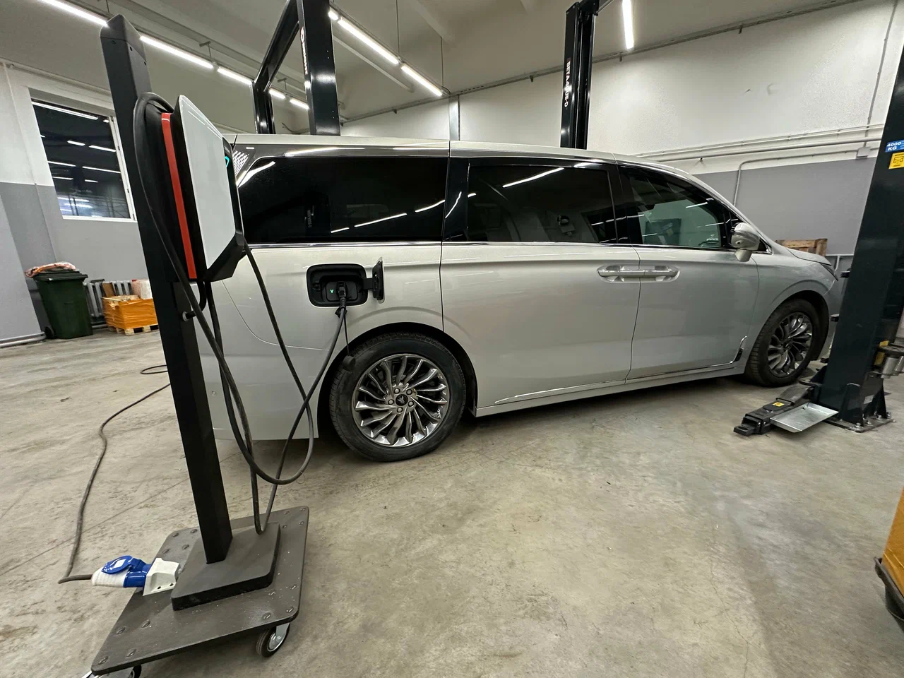 Voyah Dream на зарядной станции в сервисе ЭЛЕКТРОМЭН