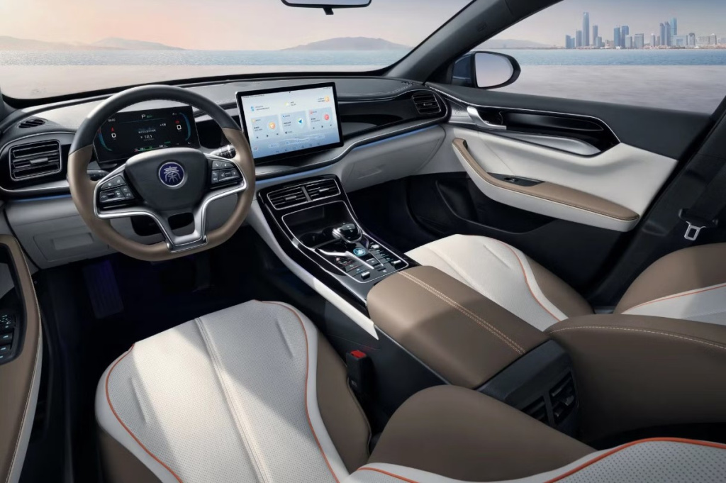 Салон в светлых тонах Салон BYD Qin Plus