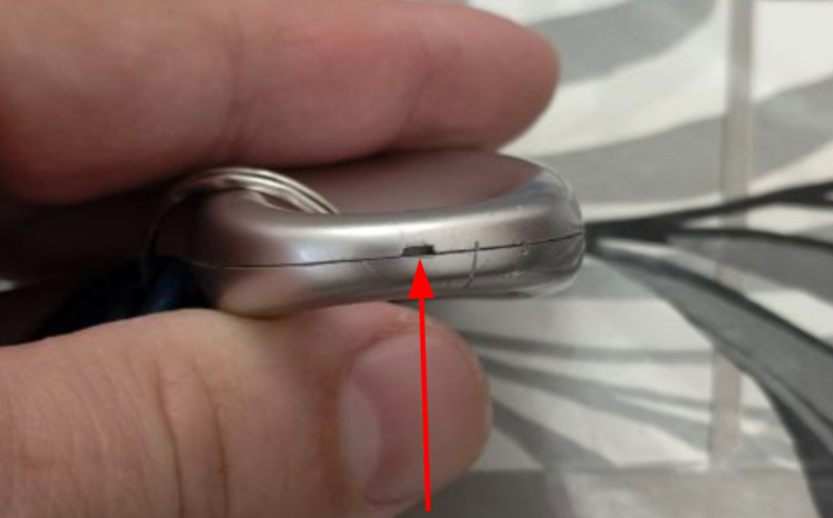 Паз для тонкой отвертки