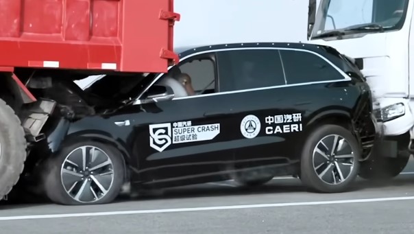 Испытания Лисян экспертами CAERI Краш-тест Lixiang L6 между двух грузовиков
