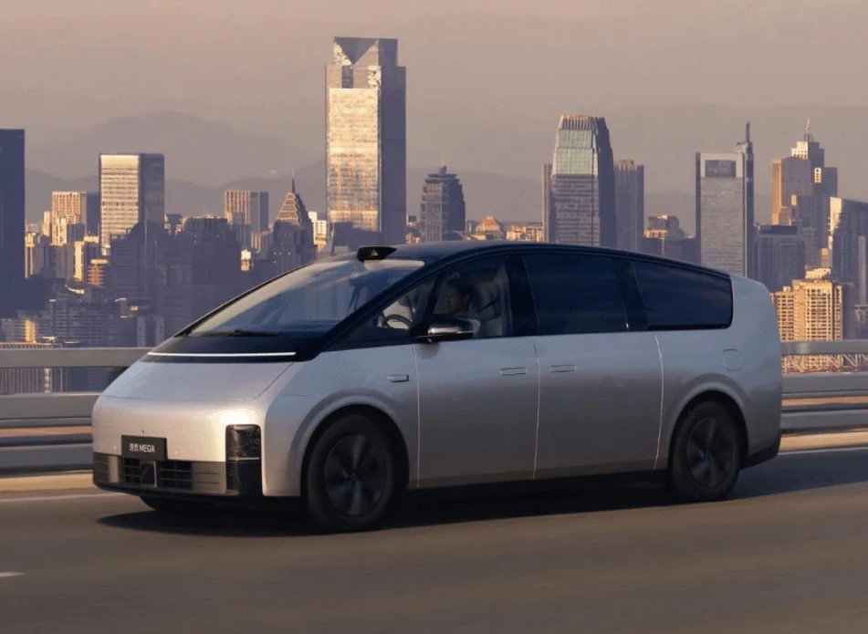 Lixiang MEGA: Космический минивэн или будущее семейных путешествий? Первый взгляд
