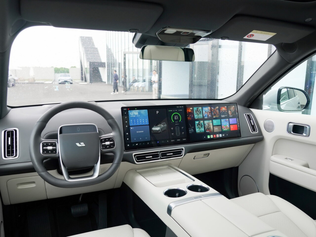 Лисян Л7 с видом от лица водителя Белый салон Li Auto L7