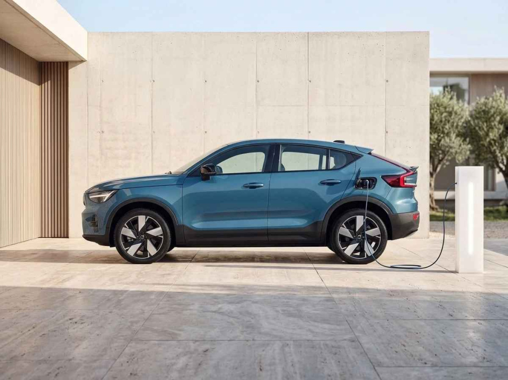 Электромобиль Volvo на зарядке