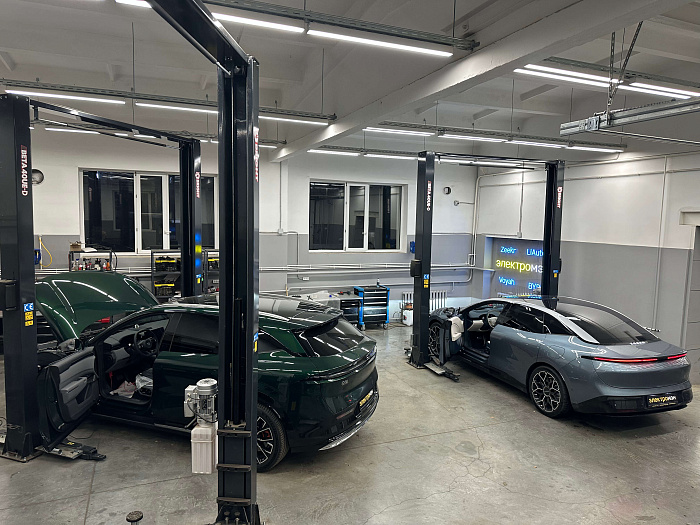 Новая эра автомобильного сервиса: открылся специализированный центр для электрокаров и гибридов