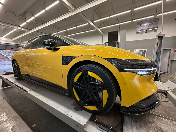 Современный автосервис для электрокаров запустил новейшее оборудование для регулировки сход-развала