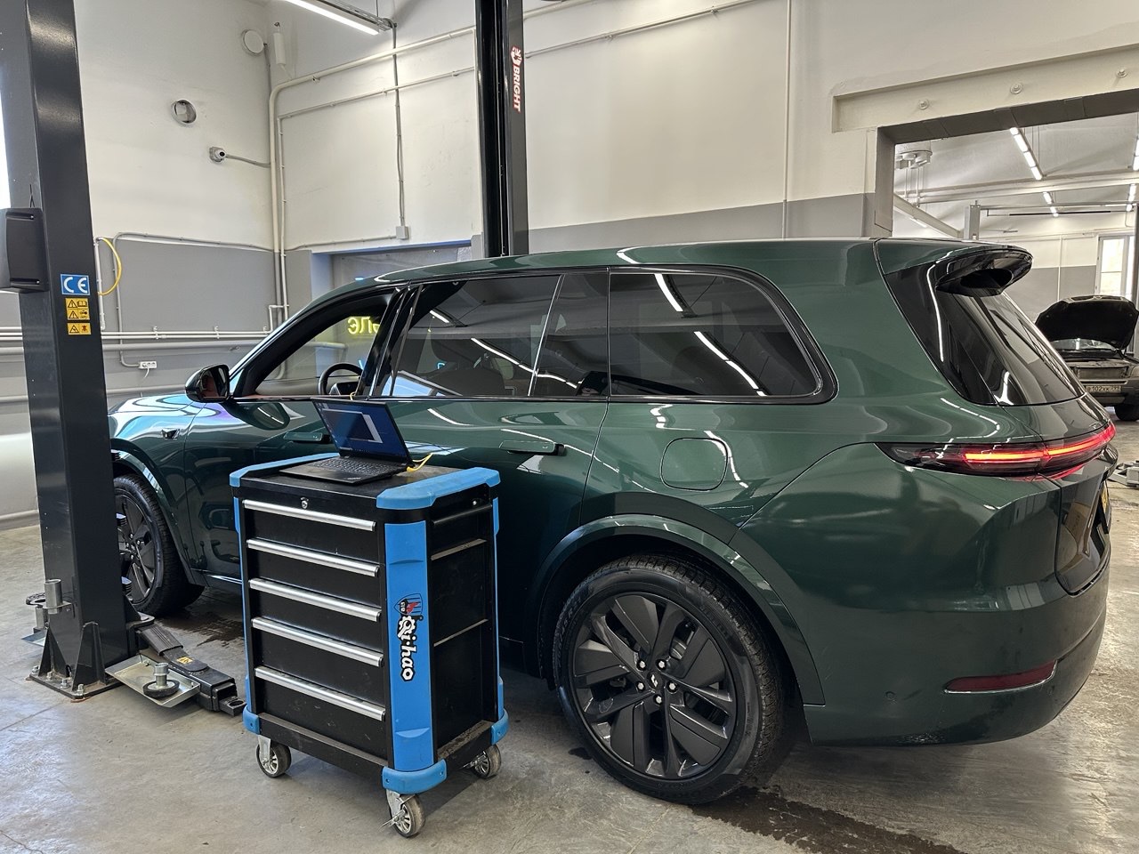 Работы по плановому ТО LiXiang One в сервисном центре